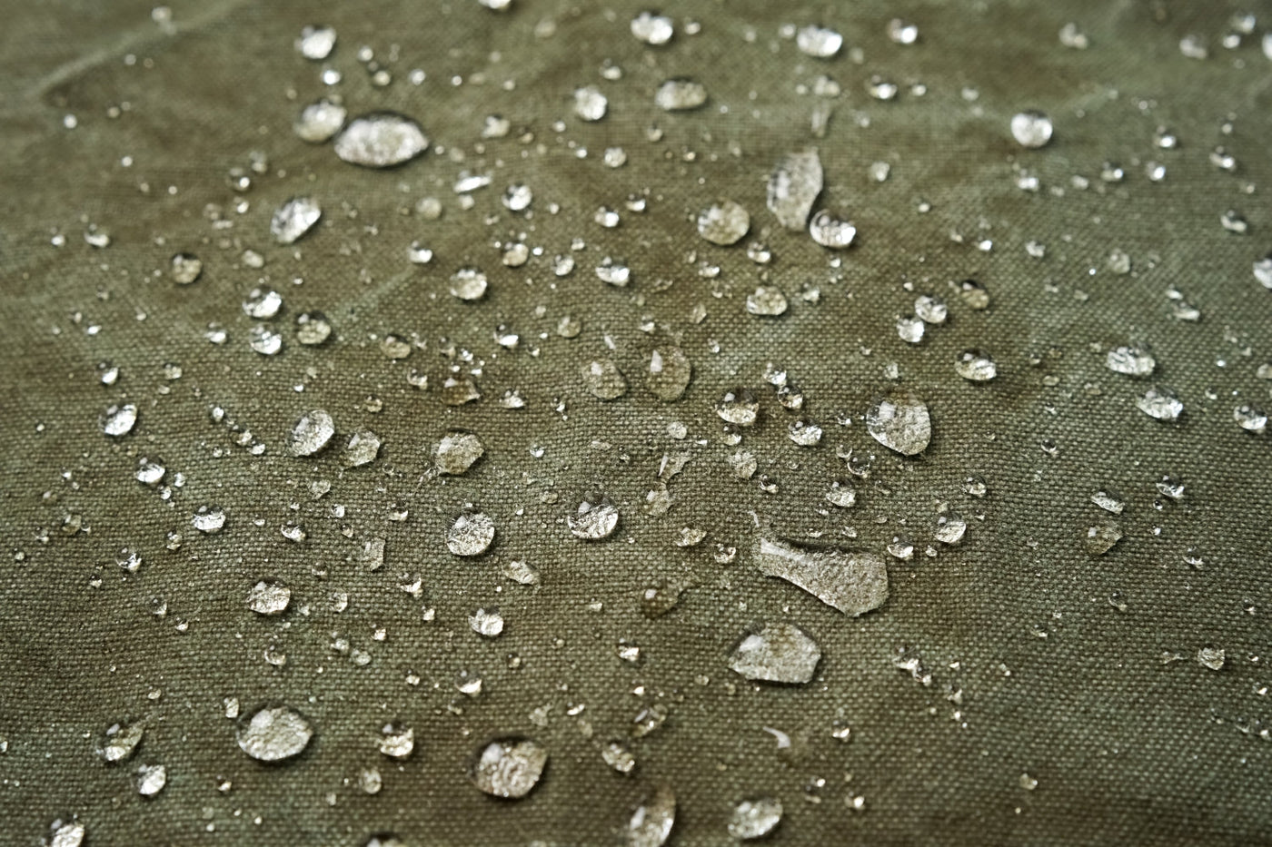 雨の日のお出かけでも安心のカジュアルバッグ