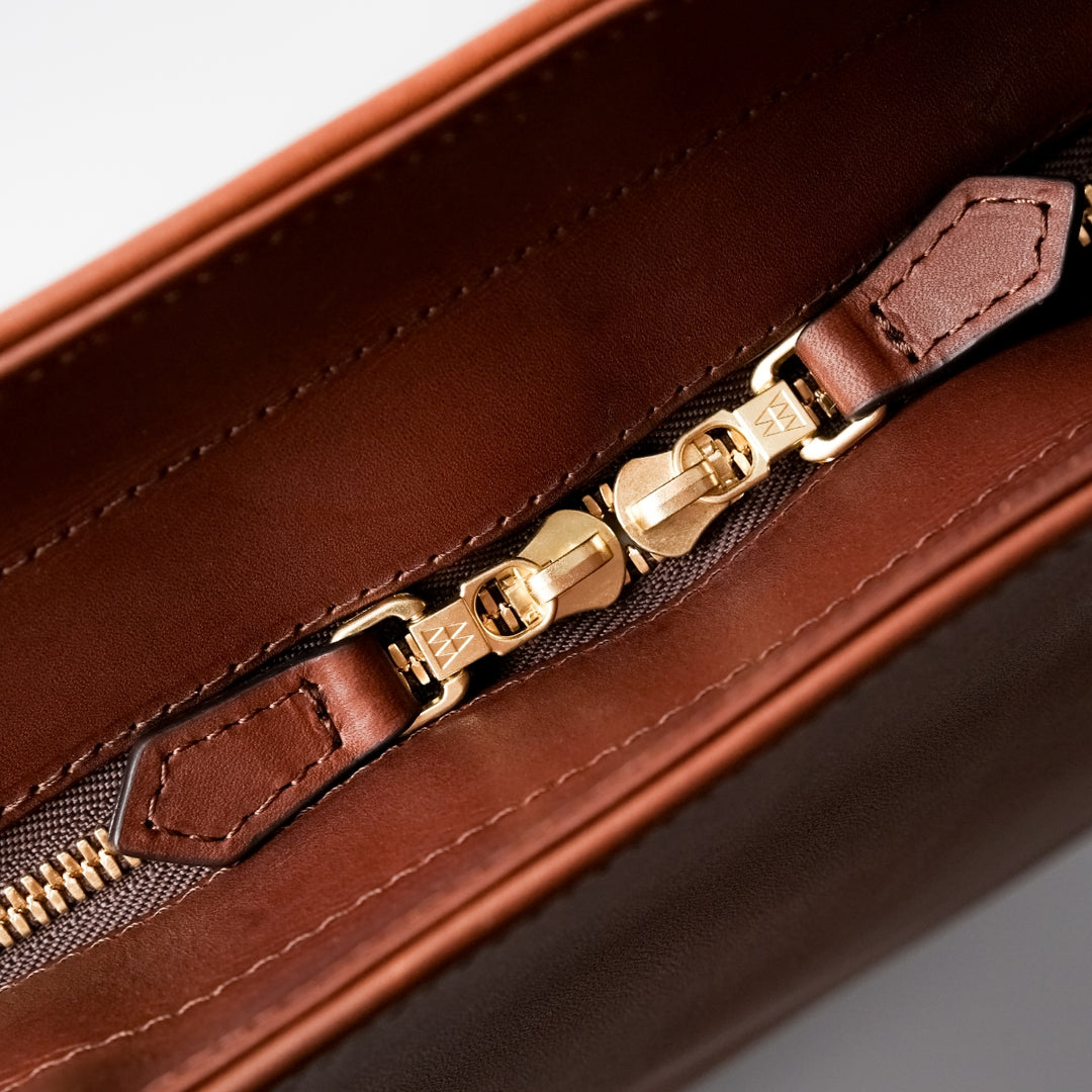 【ヴィンテージ】グッチ　ビジネスバッグ　オールレザー　ブラウン　エンボスロゴ GUCCI（グッチ） オールドグッチ エンブレムロゴ ビジネスバッグ